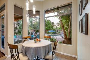 Un comedor con una mesa con un bol de fruta encima. en Game Room, Heated Pool, Fire Pit, Bbq, More, en Phoenix