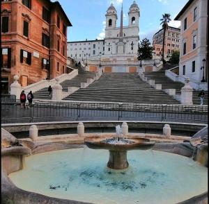 una fuente frente a un edificio con iglesia en Casa Aurelia, en Roma