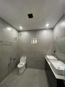 uma casa de banho com um WC e um lavatório em Tropical oasis em Trivandrum