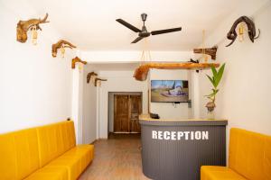 - une salle d'attente avec des canapés jaunes et un ventilateur de plafond dans l'établissement Manta Sea View Himandhoo, à Himandhoo 