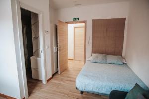 ZaratánPoloestudios的一间带床和浴室的小卧室