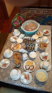 einen Tisch mit Teller mit Lebensmitteln auf einem Tisch in der Unterkunft Pamir Hotel-Hostel in Duschanbe