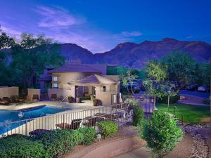 uma casa com piscina e montanhas ao fundo em Tucson Vacation Rentals em Tucson
