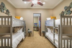 1 Schlafzimmer mit 2 Etagenbetten und einem Deckenventilator in der Unterkunft Luxury Estate, Heated Pool, Spa, Game Room, More in Scottsdale + 20 Fotos