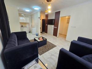 a living room with two couches and a table at الرموز الصادقة للشقق المخدومة Apartments alrumuz alsadiqah in Jeddah