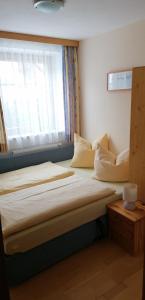 Schlafzimmer mit einem großen Bett und einem Fenster in der Unterkunft Appartement Auwald in Forstau