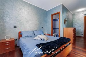 1 dormitorio con 1 cama grande y paredes azules en Villino Pascoli (in centro storico), en Cesenatico