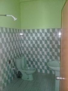 łazienka z toaletą i umywalką w obiekcie Sayonara Resort w mieście Hambantota