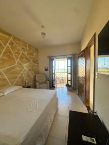 1 dormitorio con 1 cama blanca grande en una habitación en Chácara Pontal da Juacema - Sobradinho- Bahia, en Sobradinho - Bahia