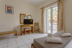 TV a/nebo společenská místnost v ubytování Laganas Holidays Hotel