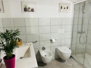 een badkamer met een toilet, een wastafel en een douche bij B&B Al Centro - Ossi in Ossi