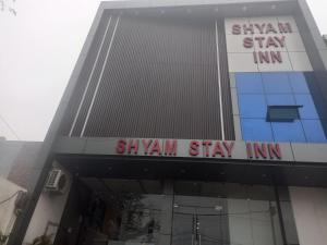 um edifício com uma placa que diz skynim stay inn em SHYAM STAY INN em Govardhan