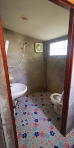 bagno con 2 servizi igienici e lavandino di ปายสามหมอก a Pai