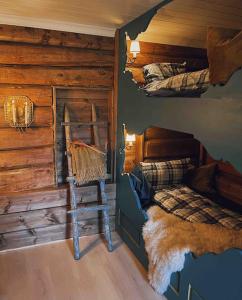 1 dormitorio con 2 camas en una cabaña de madera en Smie på sjarmerende og historisk gård 