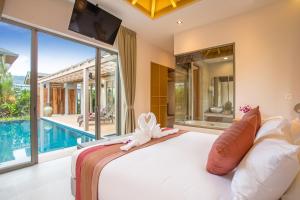 Bazén v ubytování Boutique 2BR Villa Dalaa 1, Chemical Free Pool, Gated Residence, Kamala Beach nebo v jeho okolí