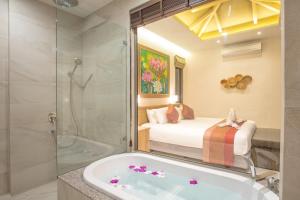 Ένα μπάνιο στο Boutique 2BR Villa Dalaa 1, Chemical Free Pool, Gated Residence, Kamala Beach +16 φωτογραφίες