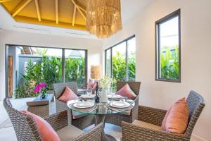 Χώρος καθιστικού στο Boutique 2BR Villa Dalaa 1, Chemical Free Pool, Gated Residence, Kamala Beach