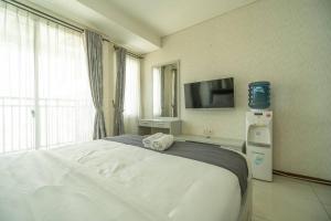 Tempat tidur dalam kamar di simple & stylish studio in central Jakarta, SCBD +30 foto