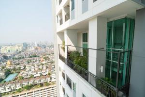 Balkon atau teras di simple & stylish studio in central Jakarta, SCBD