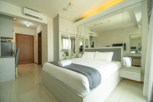 Tempat tidur dalam kamar di simple & stylish studio in central Jakarta, SCBD