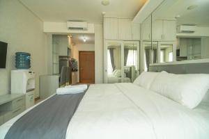 Tempat tidur dalam kamar di simple & stylish studio in central Jakarta, SCBD