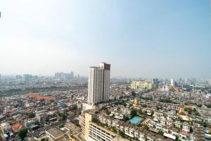 Pemandangan umum Jakarta atau pemandangan kota yang diambil dari apartemen