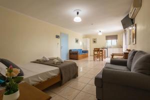 Postel nebo postele na pokoji v ubytování Laganas Holidays Hotel
