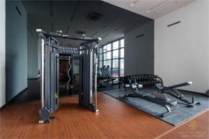 un gimnasio con varias cintas de correr y máquinas cardiovasculares en Chambers Kuala Lumpur by Five Senses, en Kuala Lumpur