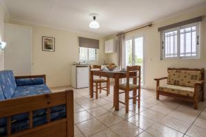 Kuchyň nebo kuchyňský kout v ubytování Laganas Holidays Hotel