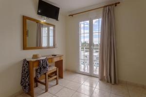TV a/nebo společenská místnost v ubytování Laganas Holidays Hotel