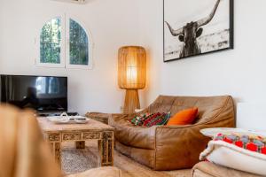Televízia a/alebo spoločenská miestnosť v ubytovaní La Sirenita by Sun & Sea Homes