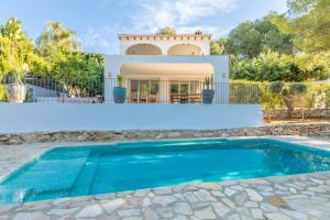 Bazén v ubytovaní La Sirenita by Sun & Sea Homes alebo v jeho blízkosti