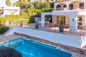 Bazén v ubytovaní La Sirenita by Sun & Sea Homes alebo v jeho blízkosti