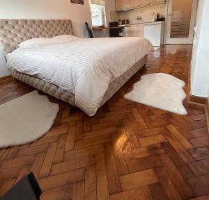 A bed or beds in a room at Cozy with parking