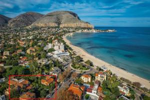 z powietrza widok na plażę i ocean w obiekcie mondello beach luxury apartments w mieście Palermo