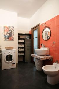 La salle de bains est pourvue d'un lave-linge et d'un lavabo. dans l'établissement La Casa di Zoe, à Locate di Triulzi