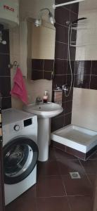 uma casa de banho com uma máquina de lavar roupa e uma máquina de lavar roupa. em Iris Deluxe 4 em Kavala