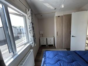 ニーウヴリートにあるBeach Resort Nieuwvliet-Bad - 1242のベッドルーム1室(ベッド1台、大きな窓付)