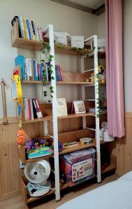 a book shelf with a bunk bed in a room at Hello minbak in Boseong