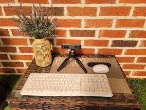 eine Computertastatur und eine Maus auf einem Tisch mit Kamera in der Unterkunft Hello minbak in Boseong