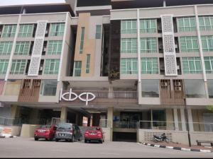 ein großes Gebäude, vor dem Autos parken in der Unterkunft Staycity Apartments - Kota Bharu City Point in Kota Bharu