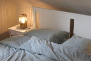 - une chambre avec un lit et une lampe dans l'établissement Ferienwohnung am Wald in der Südheide, à Unterlüß