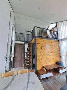 Cette chambre est dotée d'un escalier et d'un mur en bois. dans l'établissement Nắng house with lake view., à Bảo Lộc