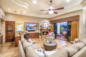 sala de estar con sofá y mesa en Luxury Estate, Heated Pool, Spa, Game Room, More en Scottsdale
