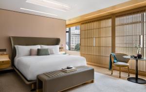 una camera con letto, tavolo e sedia di Regent Hong Kong a Hong Kong