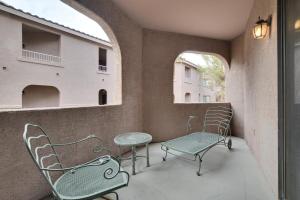 uma varanda com cadeiras, uma mesa e um banco em Central Location, Heated Pool, Spa, Upgraded Unit, More em Scottsdale