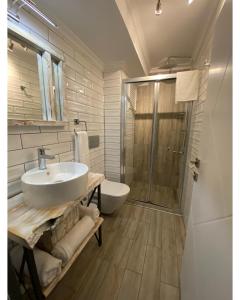 een badkamer met een wastafel, een douche en een toilet bij My Dream Bozcaada in Bozcaada