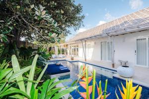 an image of a swimming pool in a villa at Villa Sari Nusa Lembongan - Three bedroom Villa in Nusa Lembongan +26 photos