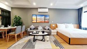 una camera con letto, divano e tavolo di Căn Hộ TMS Luxury Apartment - Condotel Quy Nhơn a Quy Nhon