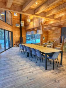 a large conference room with a long table and chairs at Chalet ECRIN DES VIGNES in Les Vigneaux